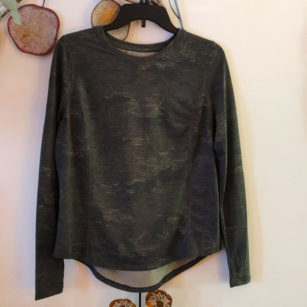 Athletic long sleeve top